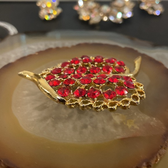 Vintage gold & red glass brooch.  Final !  2.25" x 2" - Picture 6 of 11